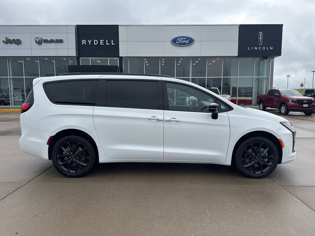 New 2027 Chrysler Pacifica Limited w/ Family Tech Group AWD/4WD image 2
