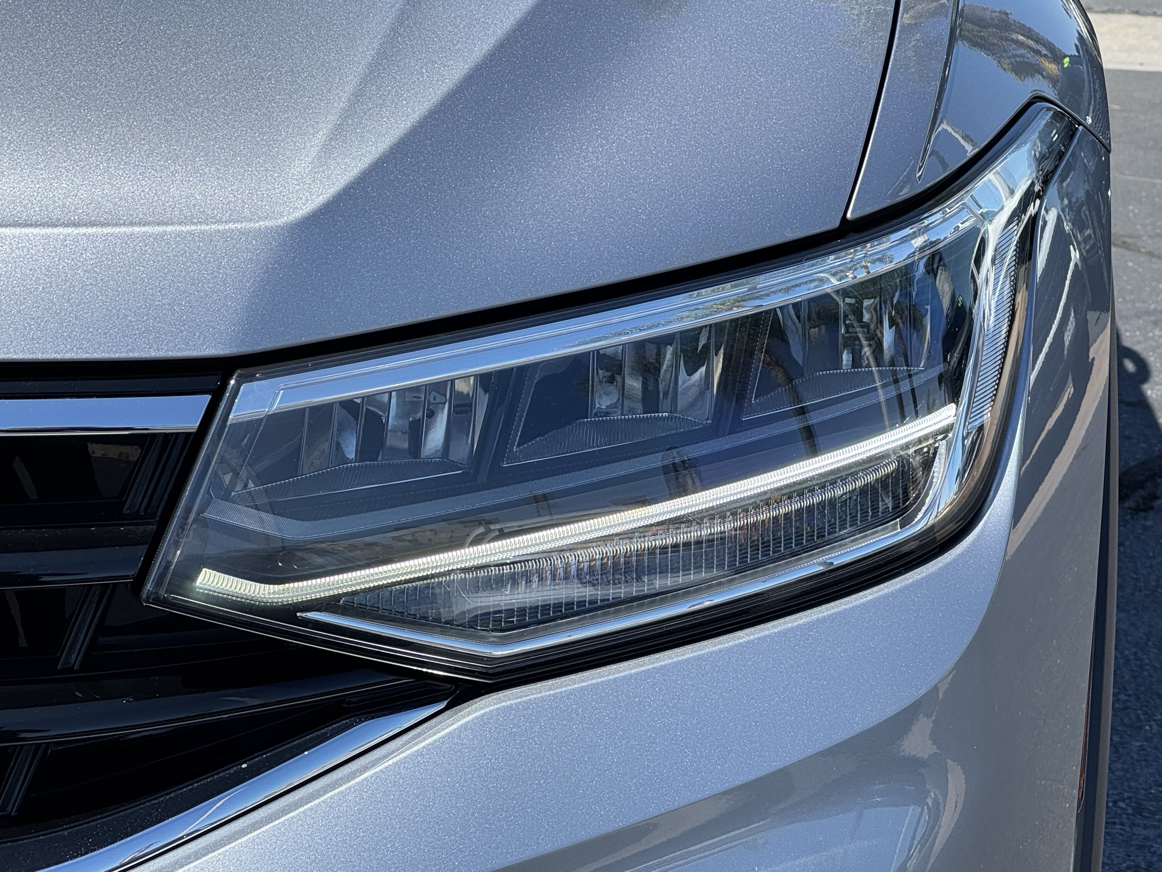 Used 2024 Volkswagen Tiguan SE R-Line FWD image 5