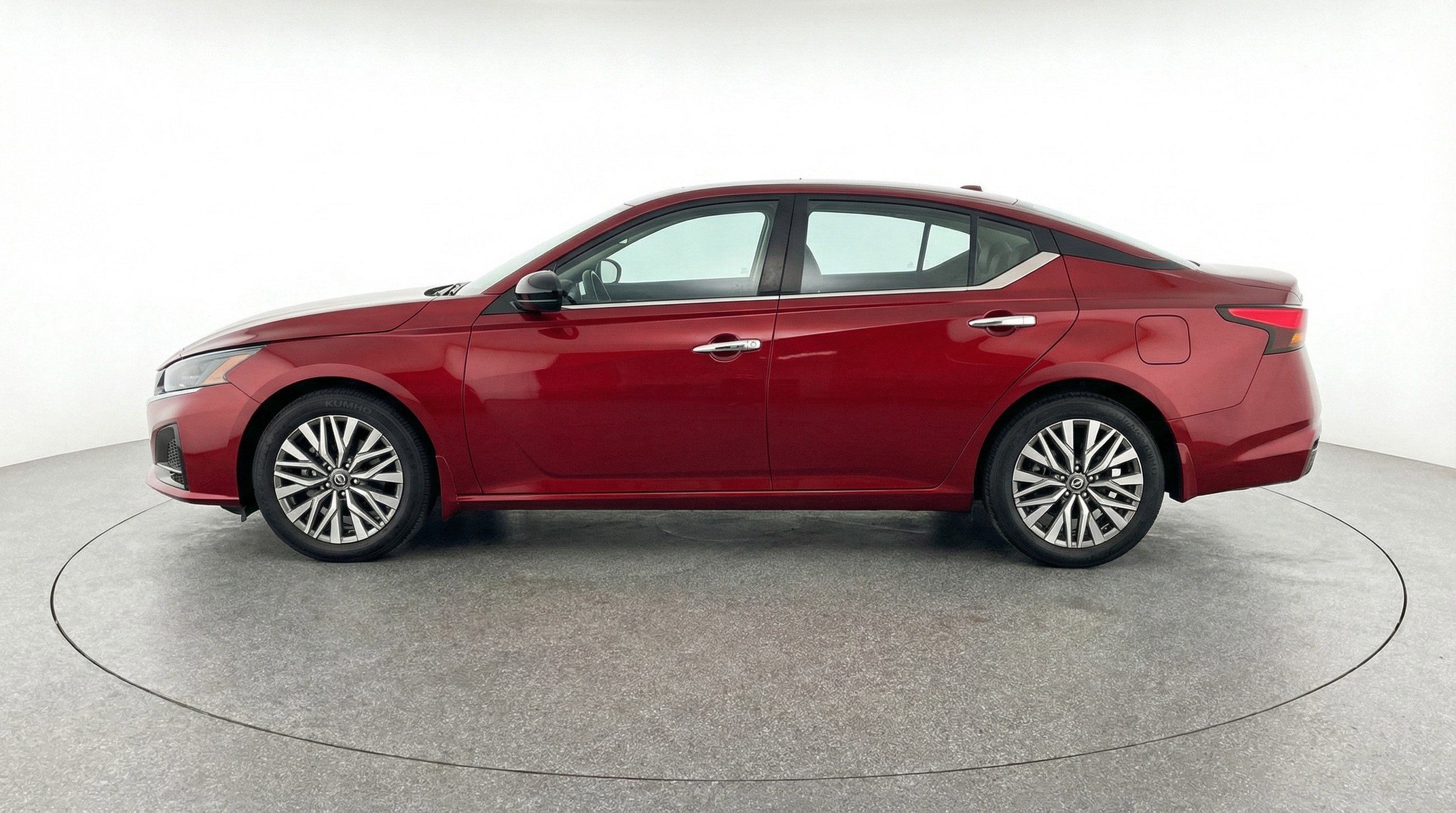 Used 2025 Nissan Altima 2.5 SV FWD image 5