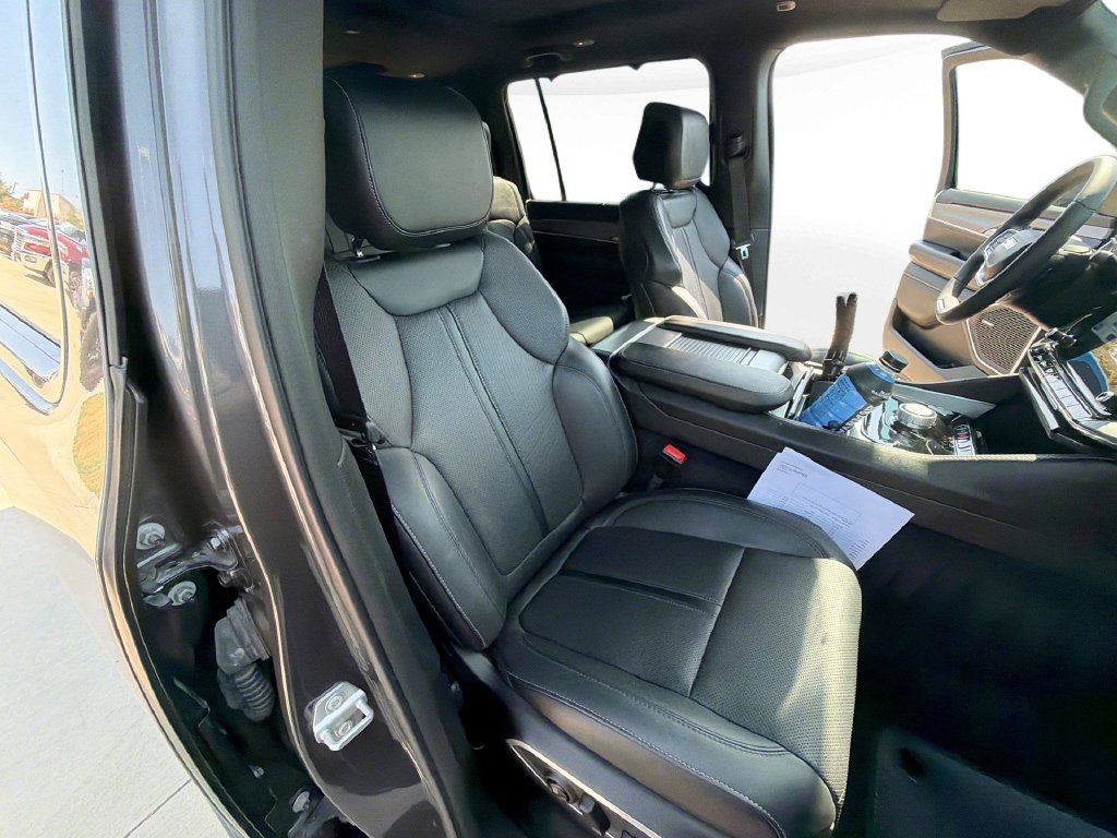 Used 2023 Jeep Wagoneer Series II RWD image 28