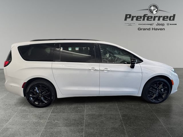 Used 2025 Chrysler Pacifica Limited AWD/4WD image 9
