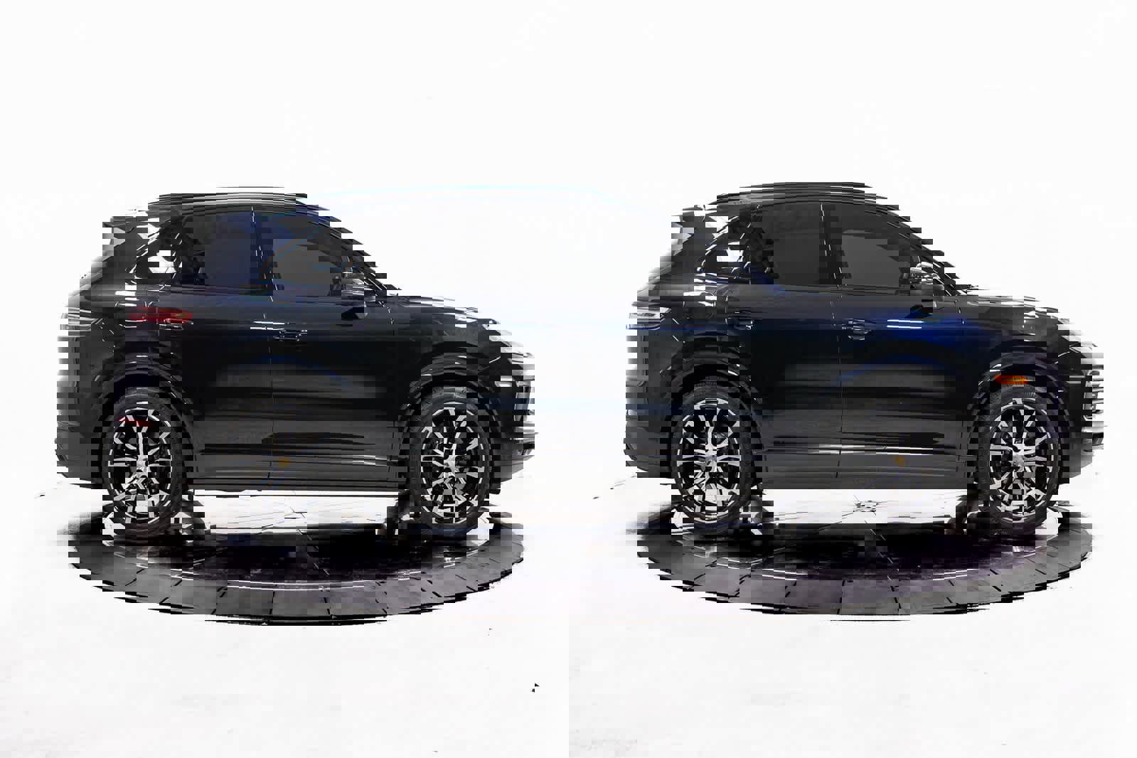 Certified 2023 Porsche Cayenne Platinum Edition w/ Assistance Package image 8