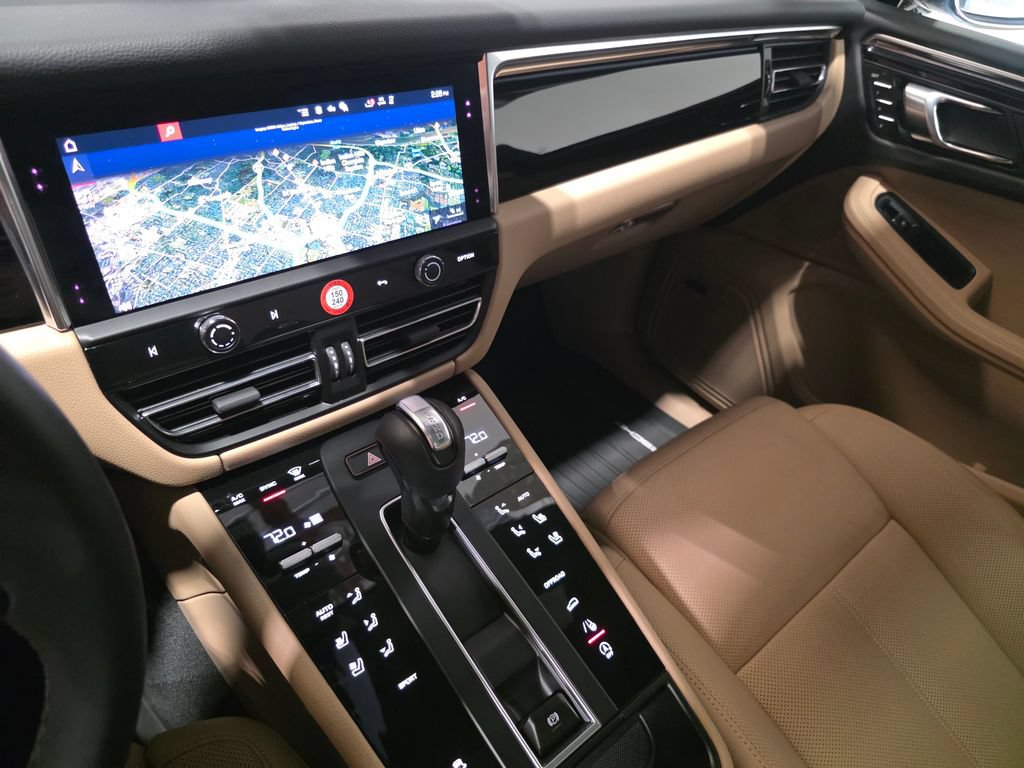 Certified 2026 Porsche Macan AWD/4WD image 30