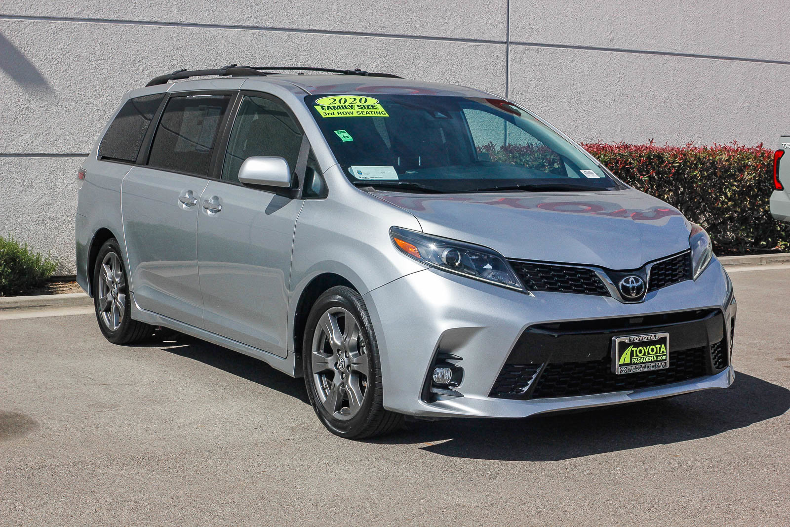Used 2020 Toyota Sienna SE w/ Carpet Mat Package image 3