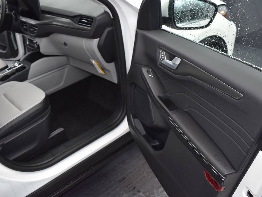New 2025 Ford Escape SE image 17