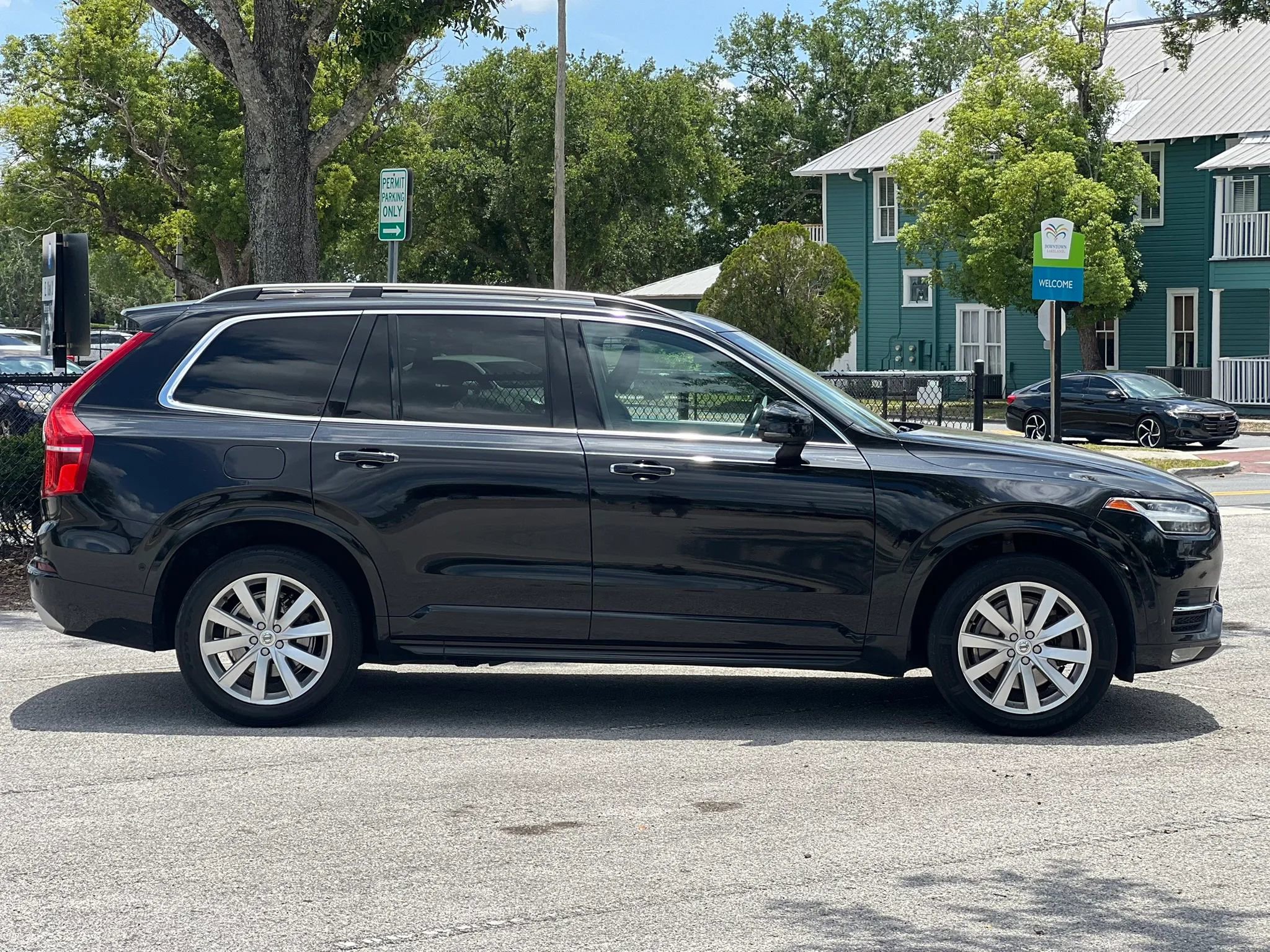 Used 2016 Volvo XC90 T6 Momentum w/ Momentum Plus Package AWD/4WD image 4