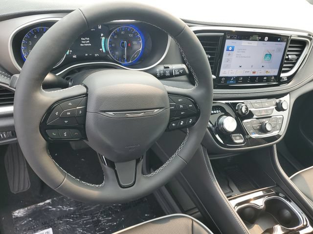 New 2027 Chrysler Pacifica Limited w/ Family Tech Group AWD/4WD image 19