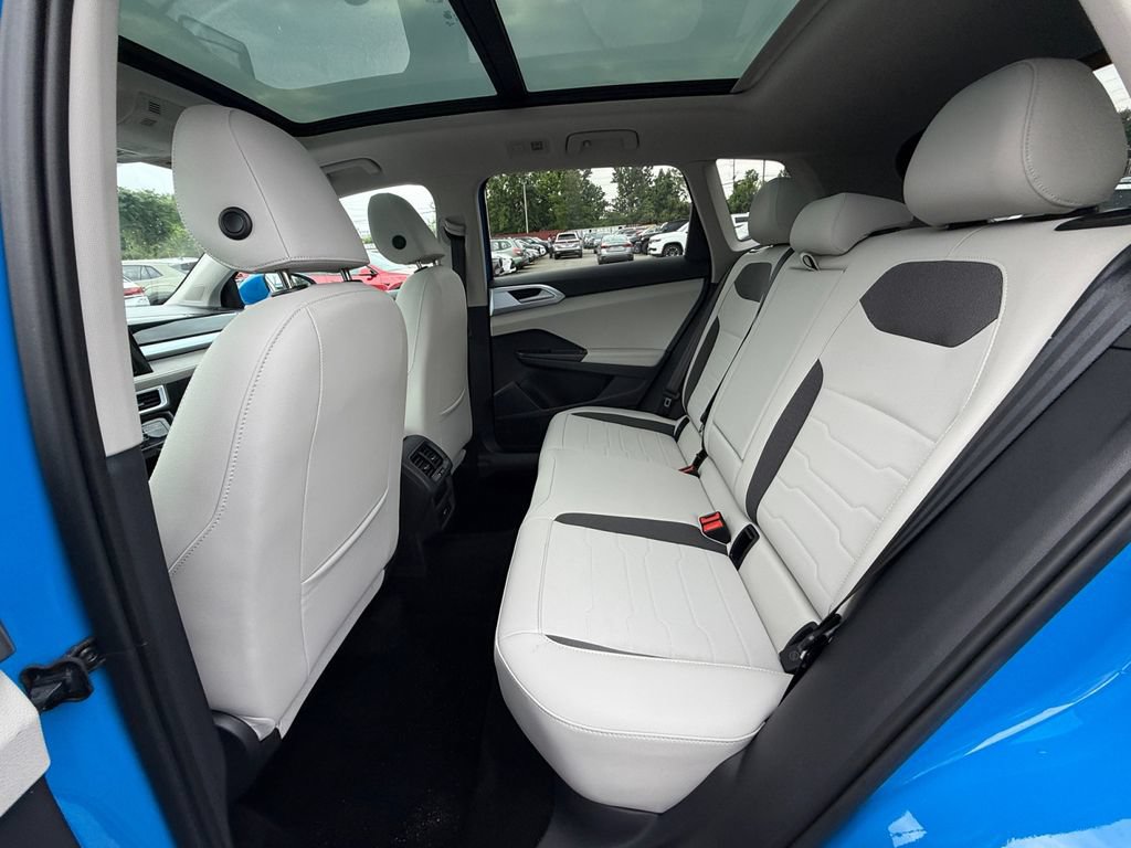 Used 2025 Volkswagen Taos SE w/ Panoramic Sunroof Package AWD/4WD image 24