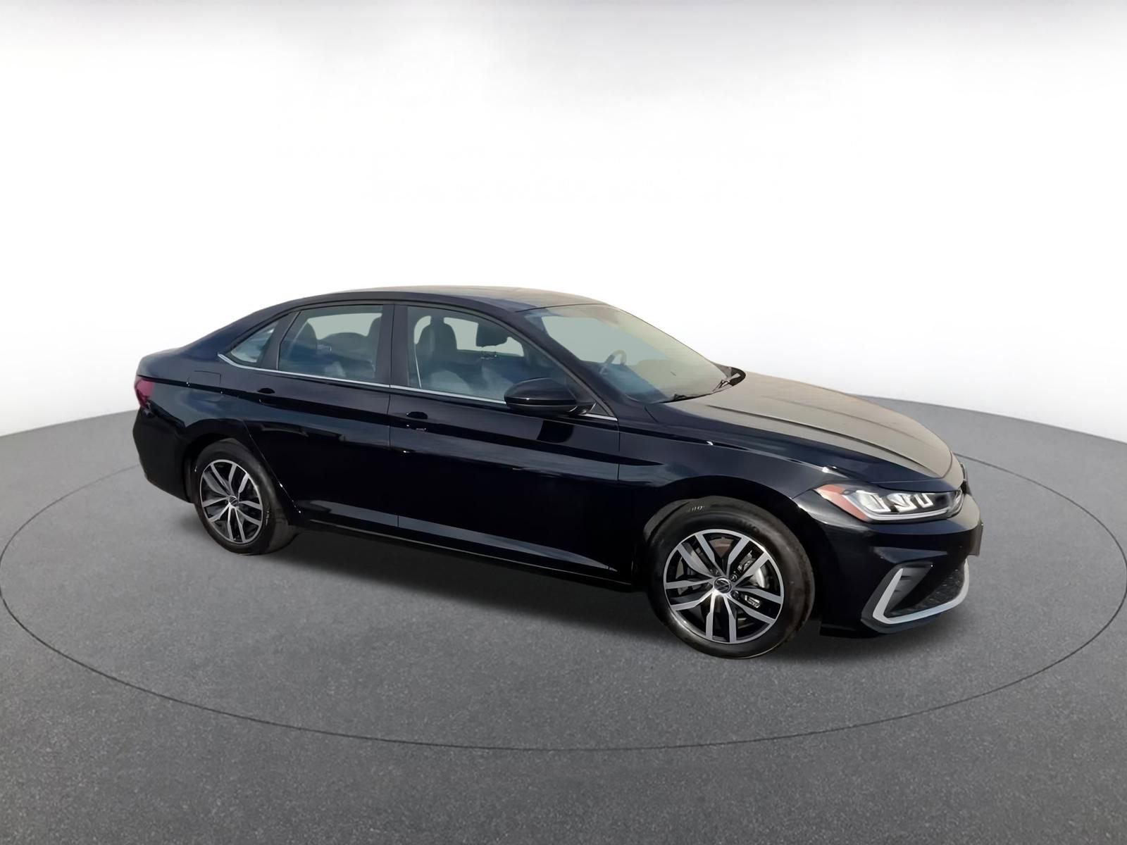 Used 2025 Volkswagen Jetta SE image 2