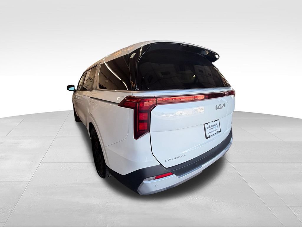 Used 2025 Kia Carnival FWD image 4