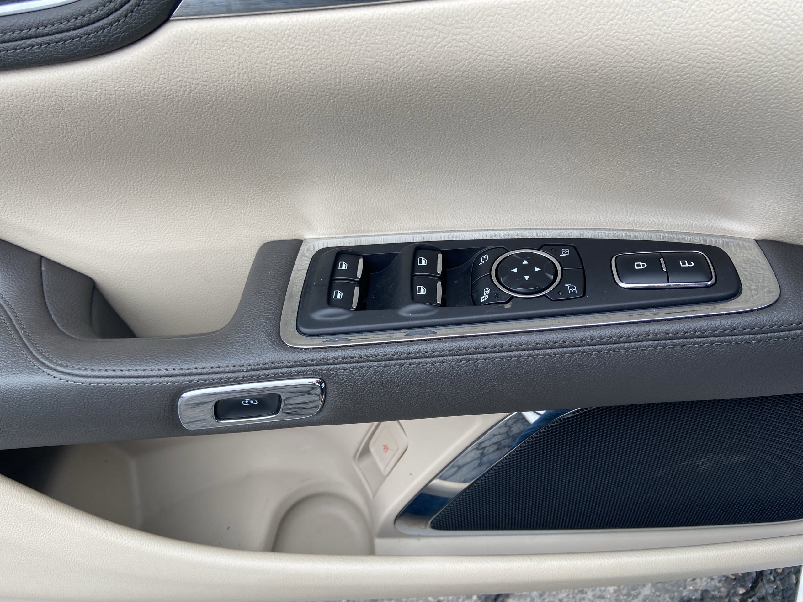 Used 2017 Lincoln Continental Select w/ Continental Climate Package image 25