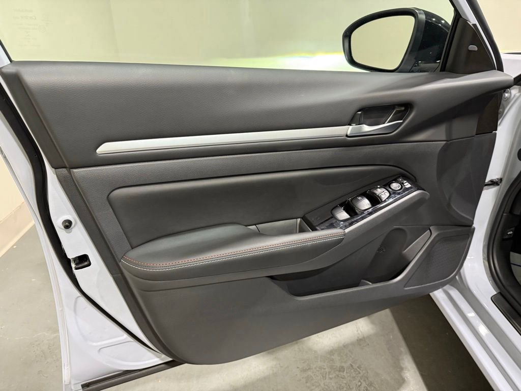 New 2025 Nissan Altima 2.5 SR image 13