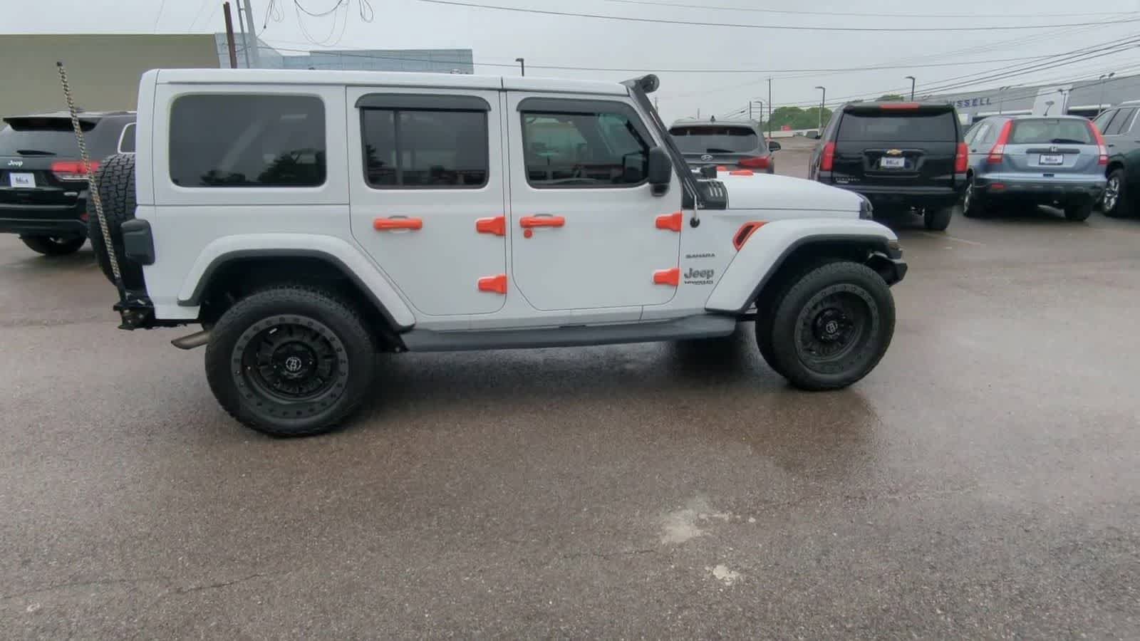 Used 2019 Jeep Wrangler Unlimited Sahara w/ Cold Weather Group AWD/4WD image 9