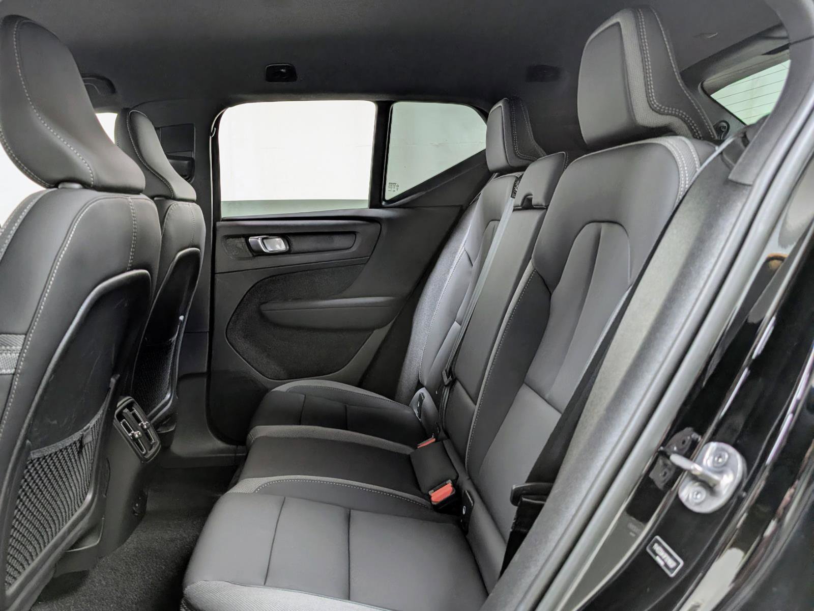 Used 2023 Volvo XC40 Recharge Core image 17