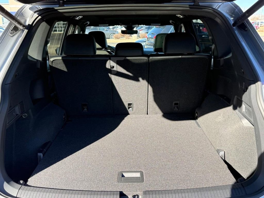 Certified 2024 Volkswagen Tiguan SE R-Line image 5
