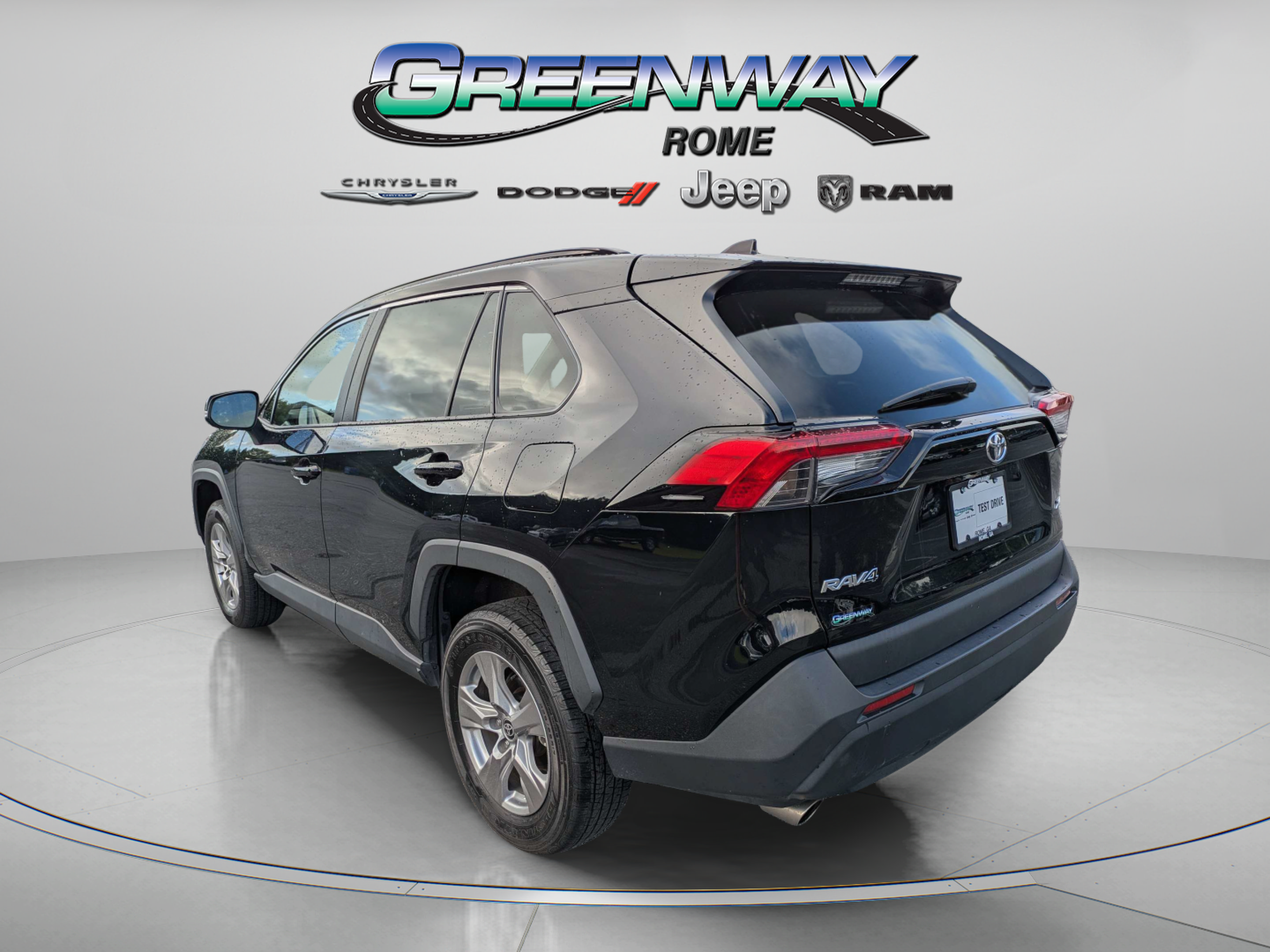 Used 2024 Toyota RAV4 XLE FWD image 5