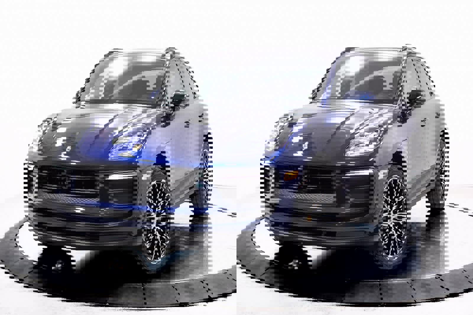 Certified 2025 Porsche Macan video 1