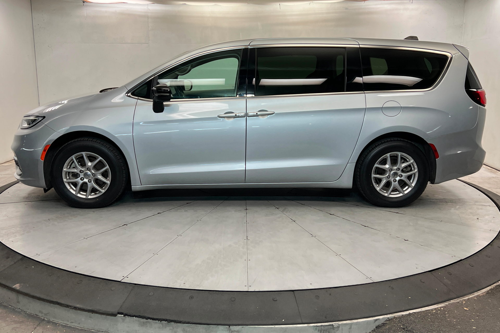 Used 2024 Chrysler Pacifica Touring-L FWD image 2