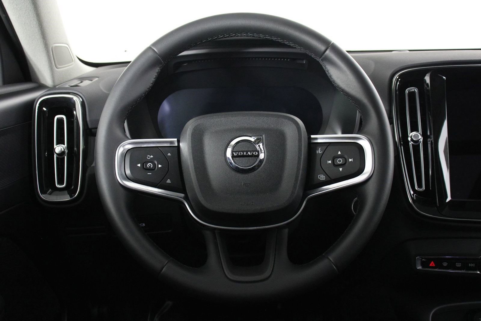 Certified 2025 Volvo XC40 B5 Plus image 8