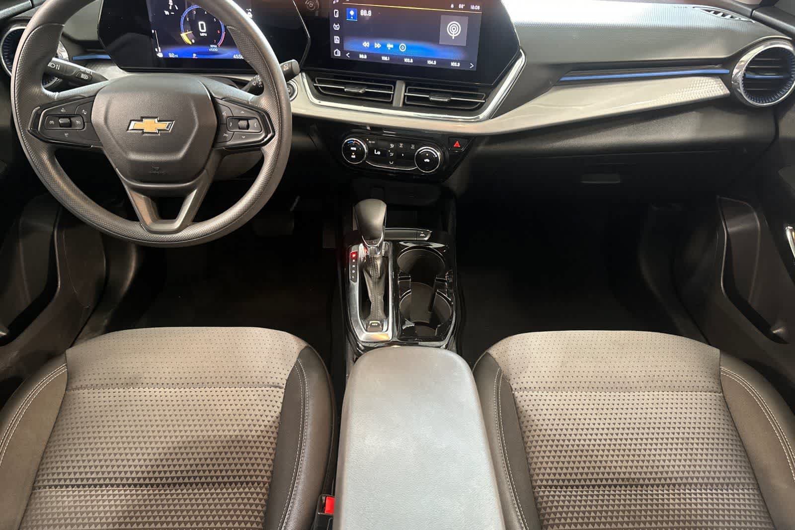 Used 2025 Chevrolet Trax LT FWD image 4