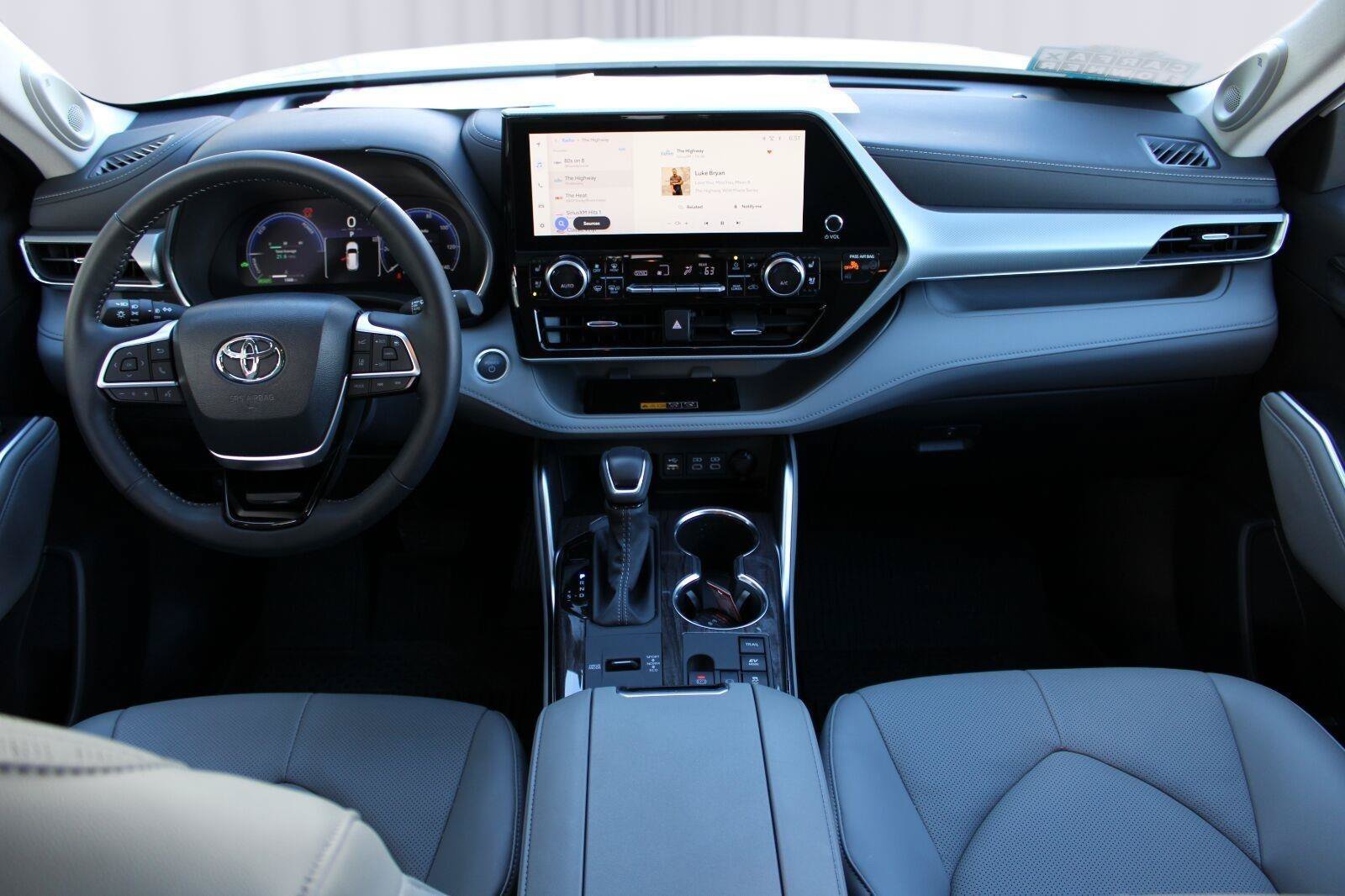 Used 2026 Toyota Highlander Platinum AWD/4WD image 2