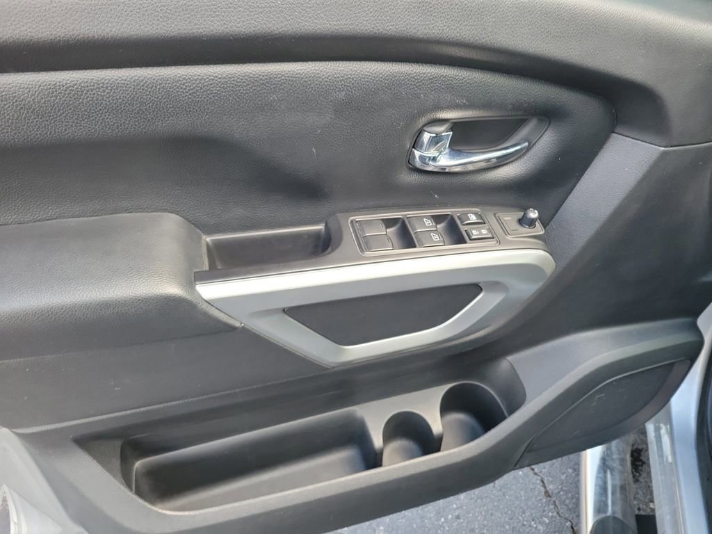 Used 2018 Nissan Titan SV w/ SV Convenience Package AWD/4WD image 22