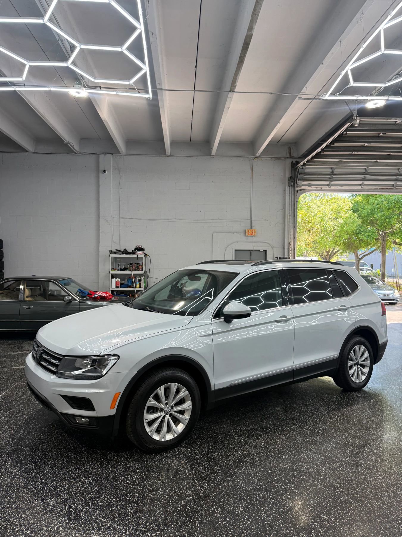 Used 2018 Volkswagen Tiguan SE w/ Panoramic Sunroof Package FWD image 6