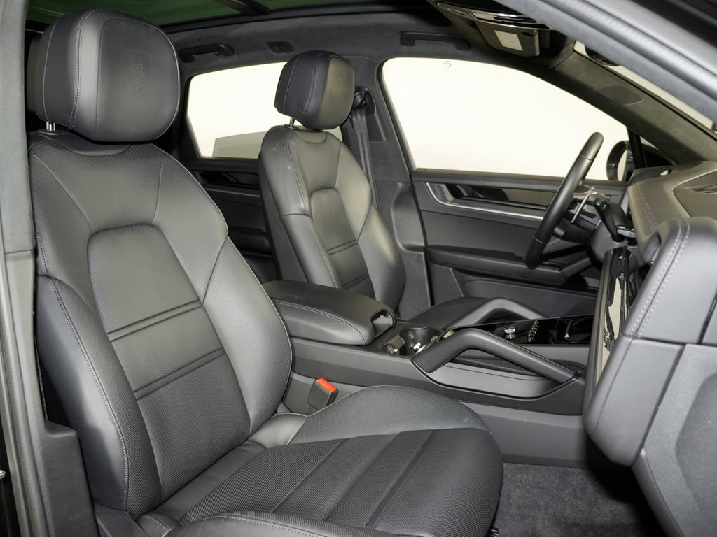 Certified 2024 Porsche Cayenne Turbo AWD/4WD image 48