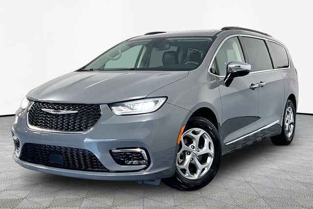 Used 2023 Chrysler Pacifica Limited FWD image 2