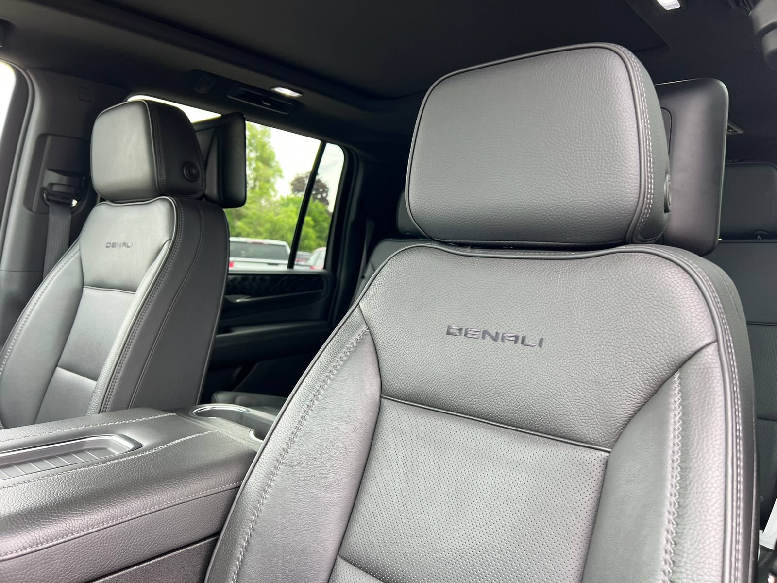 Used 2023 GMC Yukon XL Denali AWD/4WD image 15