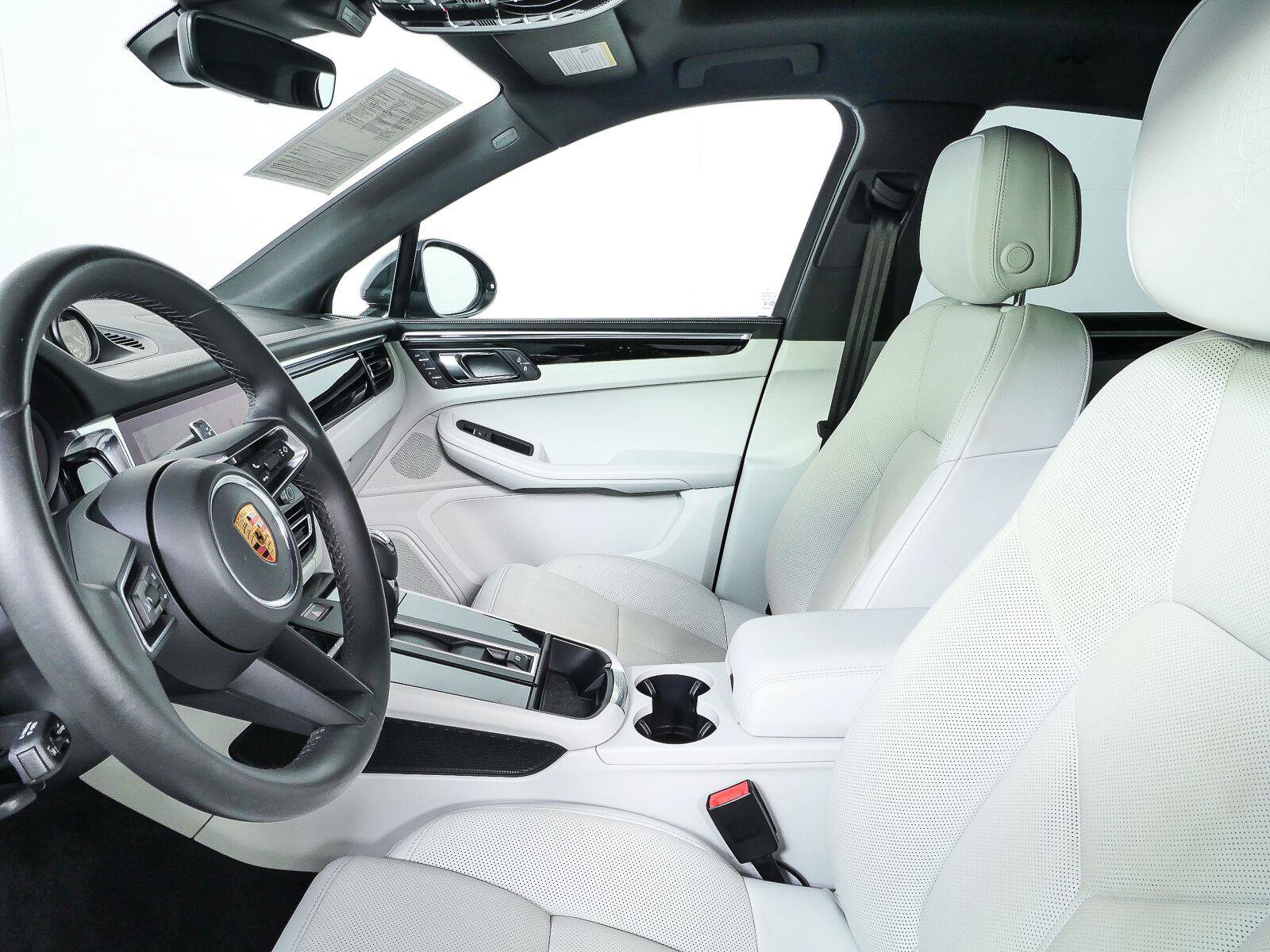 Certified 2024 Porsche Macan AWD/4WD image 5