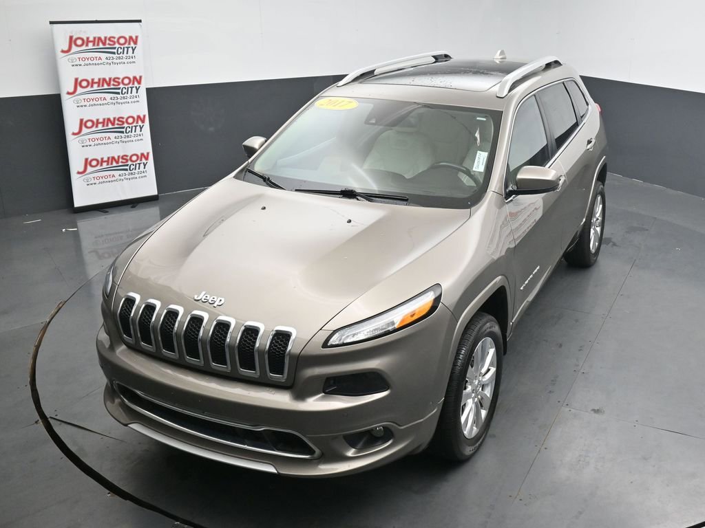 Used 2017 Jeep Cherokee Overland w/ Technology Group AWD/4WD image 27