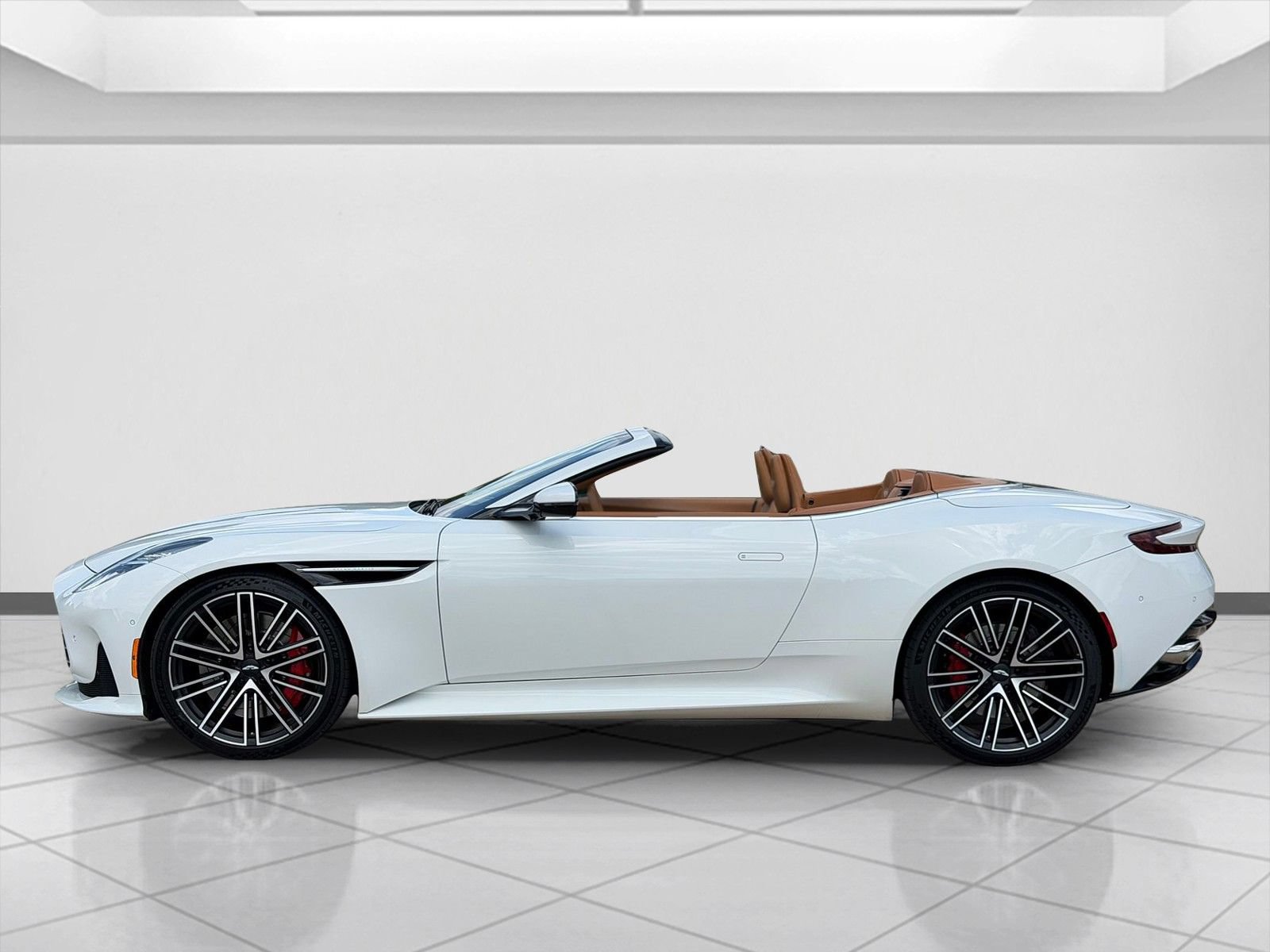 Used 2025 Aston Martin DB12 Convertible RWD image 8