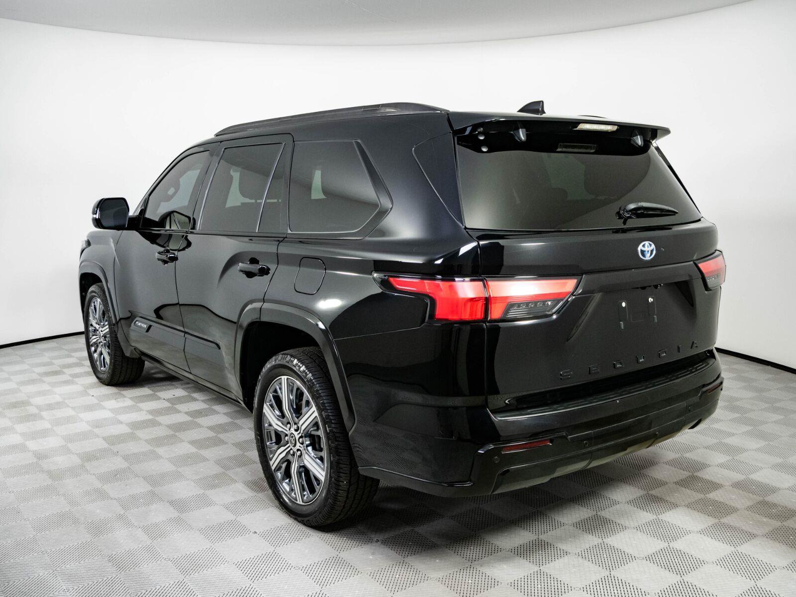 Used 2023 Toyota Sequoia Platinum AWD/4WD image 3