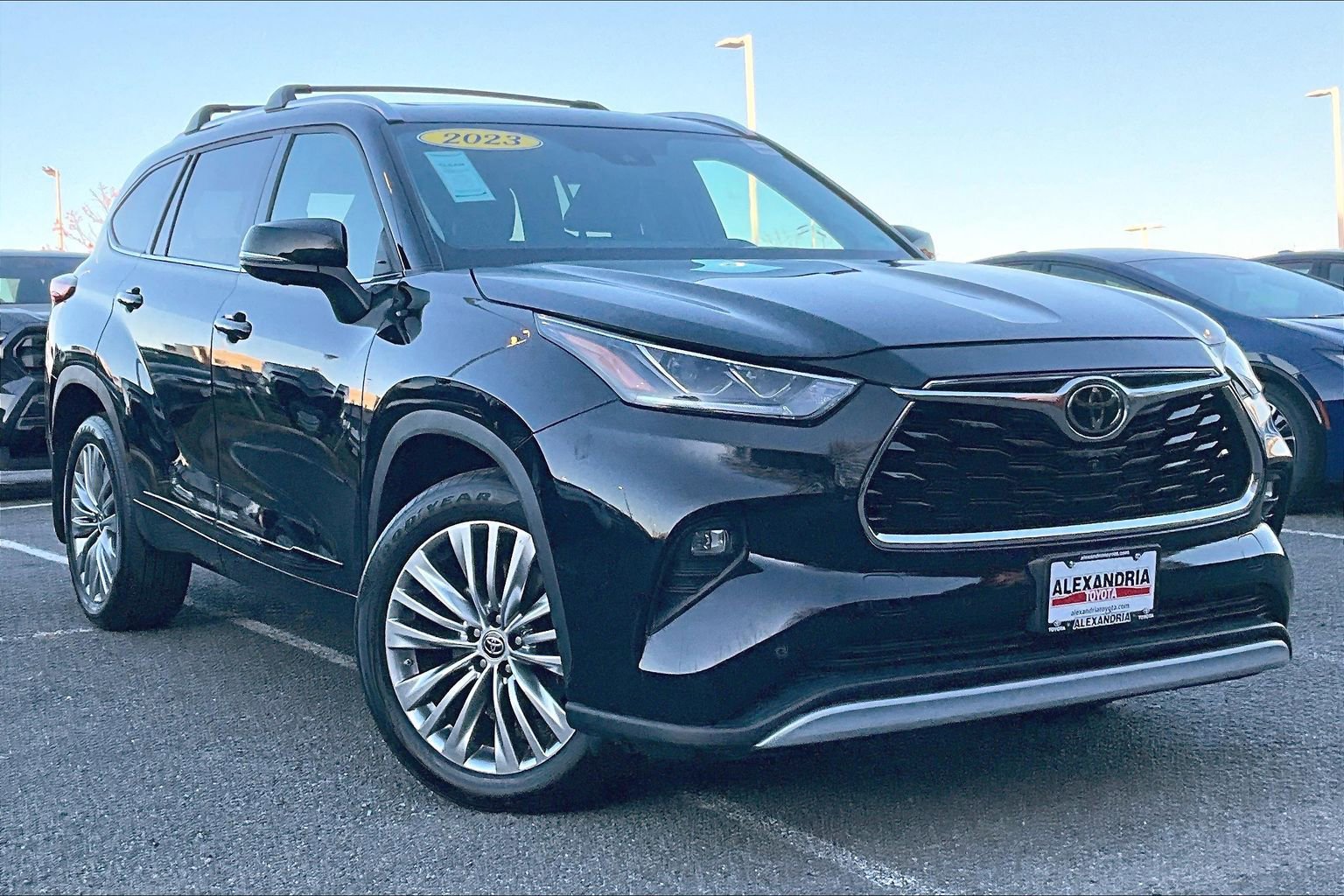 Used 2023 Toyota Highlander Platinum image 2