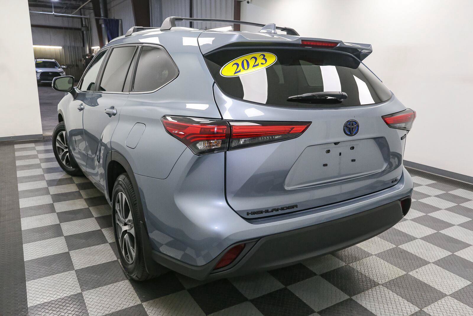 Used 2023 Toyota Highlander XLE AWD/4WD image 9