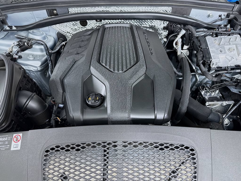 Certified 2025 Porsche Macan AWD/4WD image 34