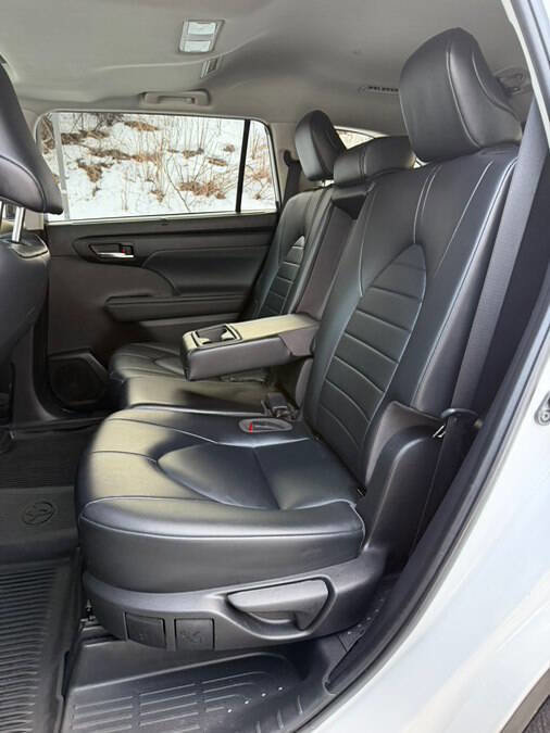 Used 2022 Toyota Highlander XLE image 27