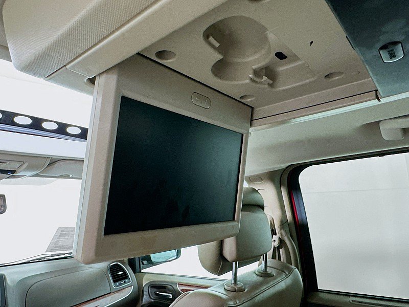Used 2013 Chrysler Town & Country Limited w/ Luxury Group FWD image 26