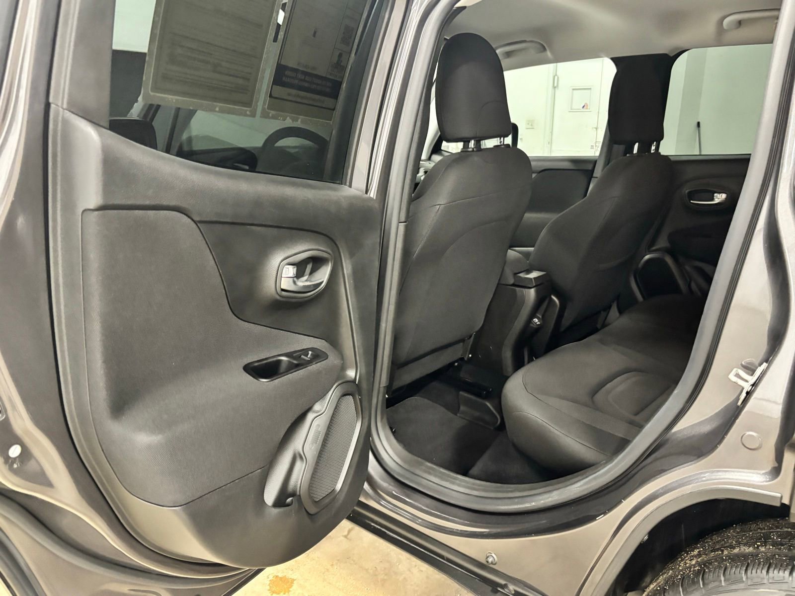 Used 2021 Jeep Renegade Latitude FWD image 18