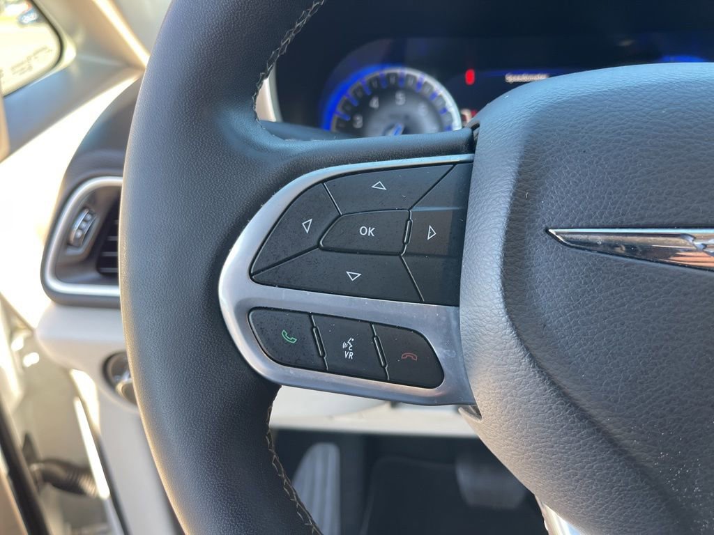Used 2023 Chrysler Pacifica Touring-L image 17