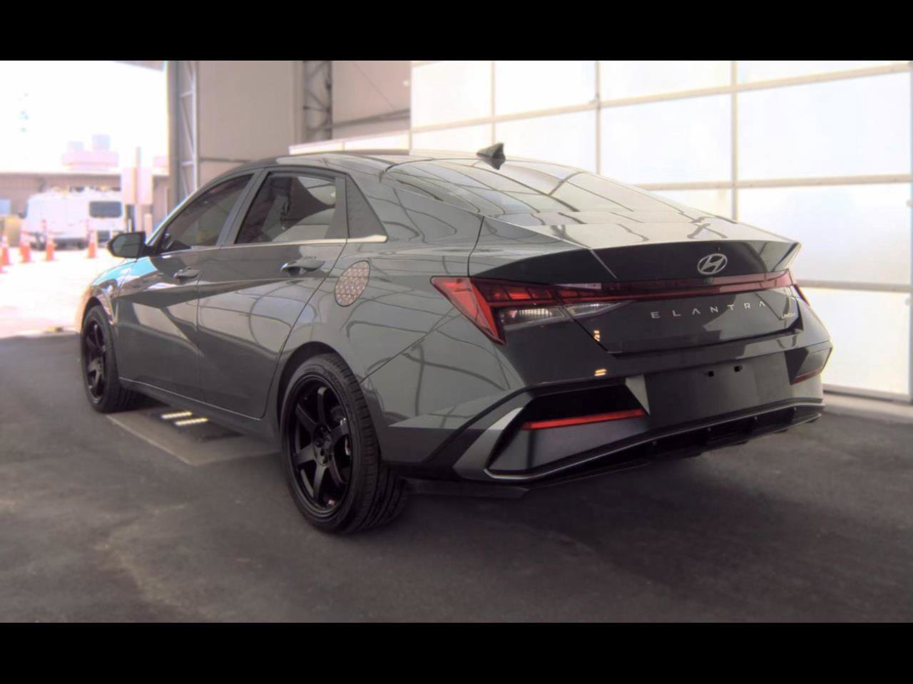 Used 2025 Hyundai Elantra Limited FWD image 12