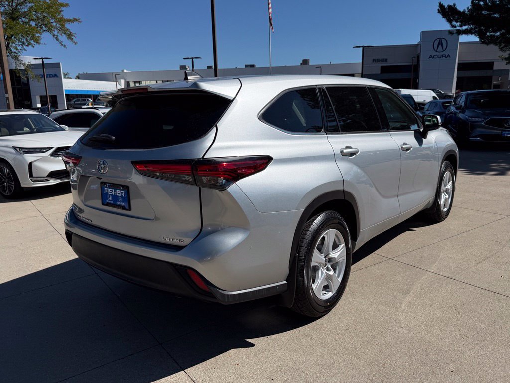 Used 2022 Toyota Highlander LE AWD/4WD image 4