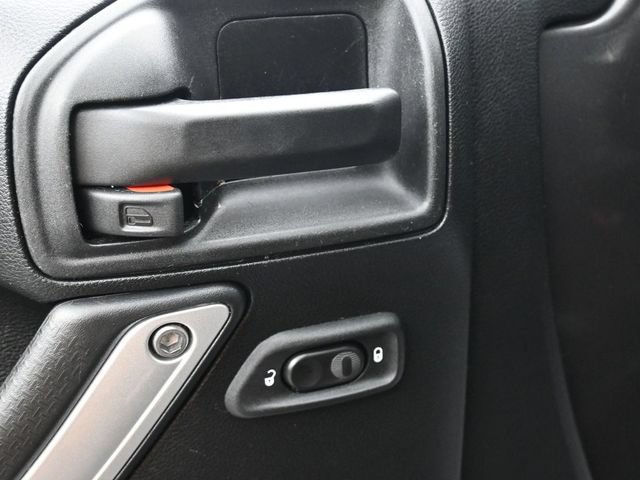 Used 2017 Jeep Wrangler Unlimited Rubicon AWD/4WD image 13