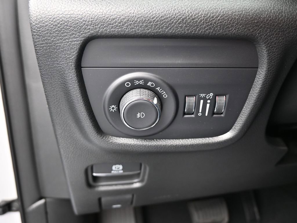 Used 2025 Jeep Grand Cherokee Limited image 30