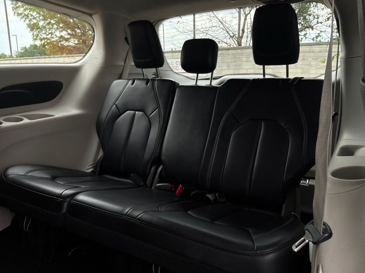 Used 2023 Chrysler Pacifica Touring-L FWD image 13