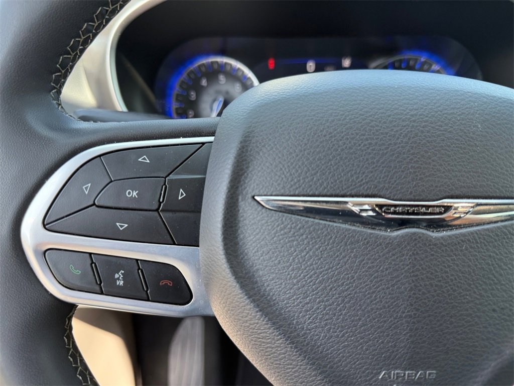 Certified 2023 Chrysler Pacifica Touring-L image 25