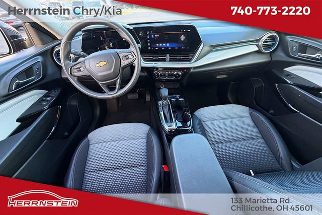Used 2025 Chevrolet Trax LT FWD image 9