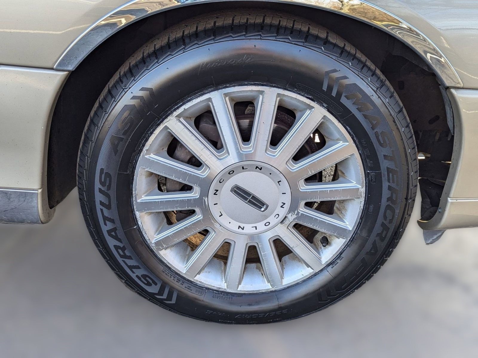 Used 2004 Lincoln Town Car Signature image 11