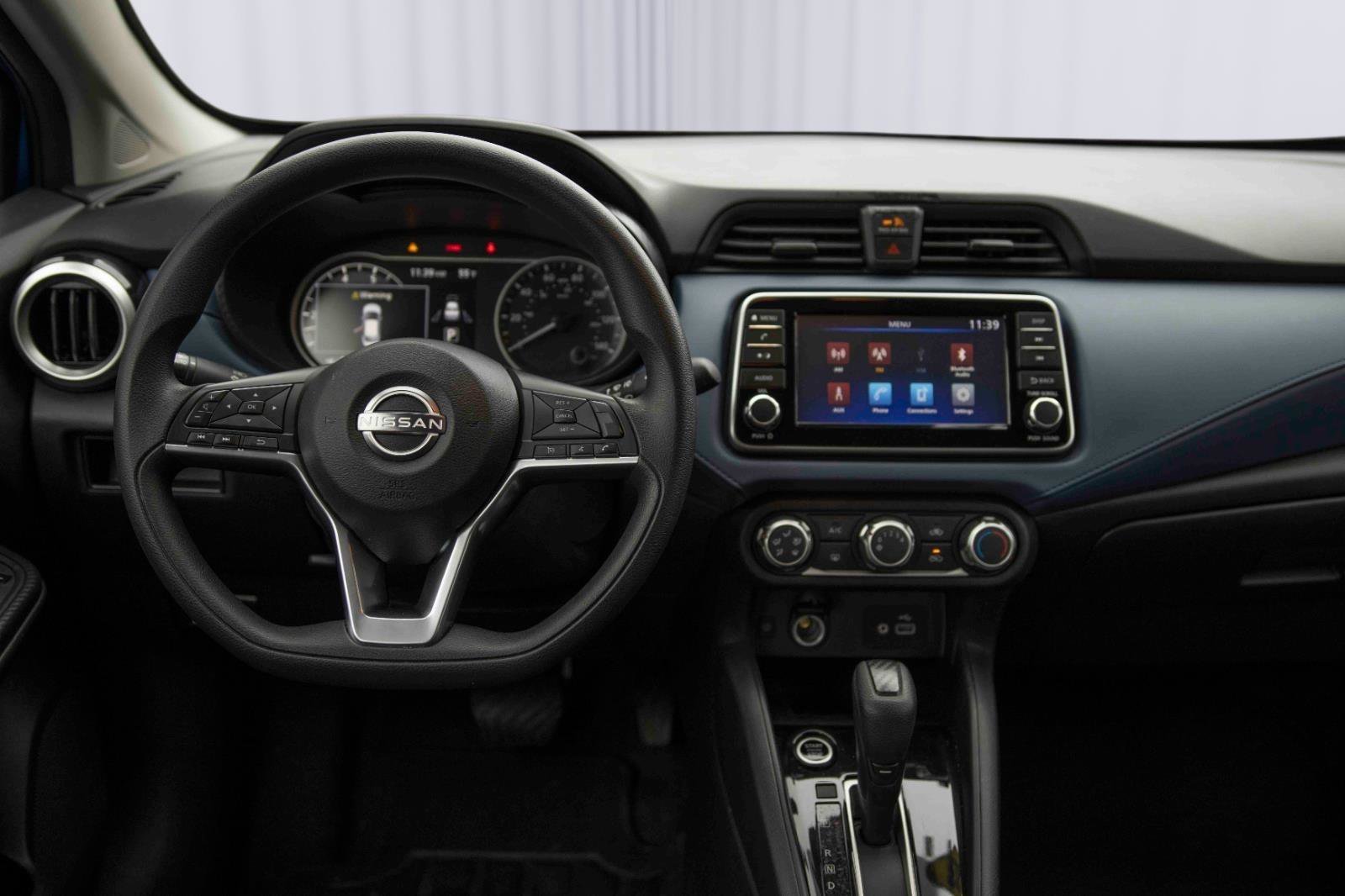 Used 2023 Nissan Versa SV image 3